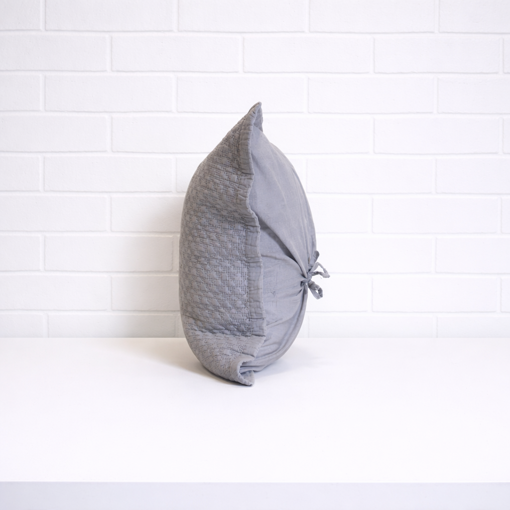 Cache-oreiller gris matelassé